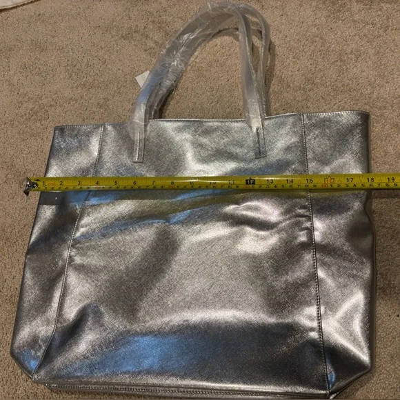 Clinique Silver Tote Bag - Picture 6 of 7